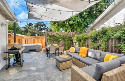 Modern Cottage, Hot Tub, Bistro Patio, Putting Green, Walk to All! - Foto 47