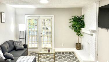 Cozy retreat 1Br 1Ba near hospital and tollway - Photo 1