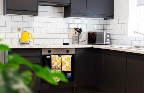 4 Bedrooms Spacious House With 2 Bathrooms Free Parking - sleeps up to 10 guests - Foto 44