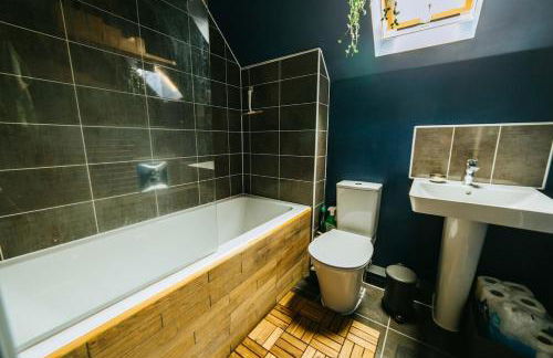 Mansell Road - Trendy Loft with Free Parking - Foto 17