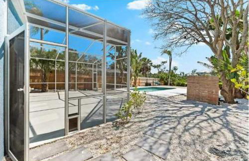 Blue Lagoon Hideaway 3BR Coastal Chic Retreat - Photo 51