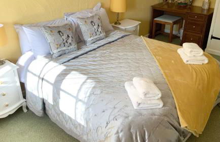 Cider Cottage - 3 Bedroom - Onsite Parking - Photo 23