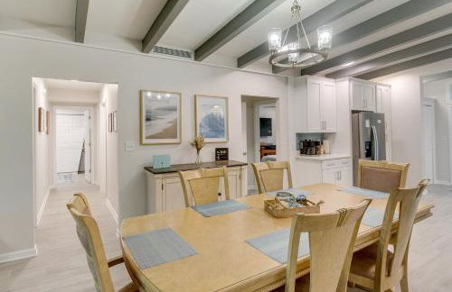 Bright Jekyll Island Home with Deck Less Than 1 Mi to Beach - Foto 7