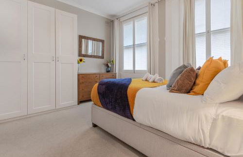 LUXURY Victorian Flat 2 bed 2 bath Flat Sleeps 4 to 7 - Photo 26