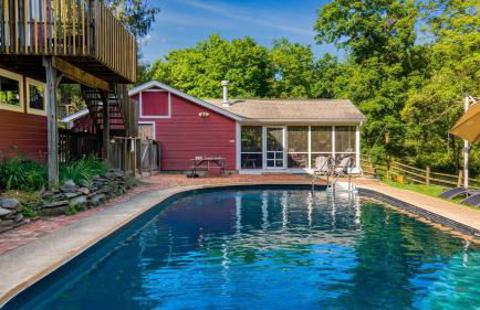 Historic Barn Retreat w Pool Pond Views Longview Pond Lodge by AvantStay - Foto 53