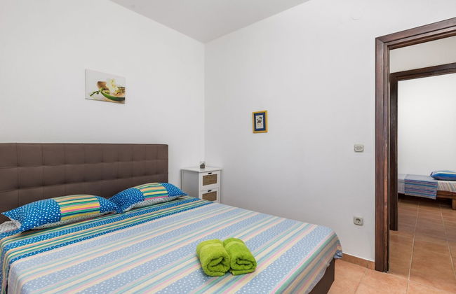 Sunny Beachfront Jablanac Apartments - Foto 4