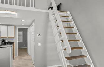 NEW King with Loft Beach Near Gulf - Foto 11