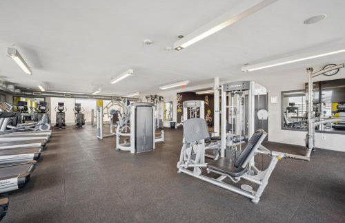 Large 3 bedroom Family Suite, Private Balcony, 5 min to DCA, Gym, Pool and more! - Photo 24