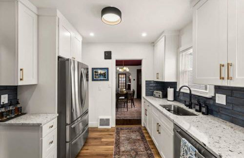 Hot Tub - Game Room - Chic & Spacious - Sleeps 10 - Foto 4