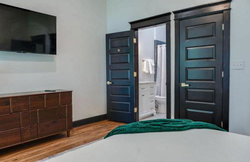 Luxurious Lake Front Estate, Sleeps 20, Game Room and Pet Friendly - Foto 37