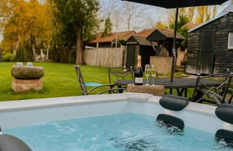 4 Bed Cottage with Hot Tub near Wyboston Lakes - Foto 14