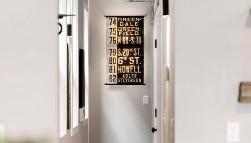 Bus Stop Sally in Historic Walker's Point MKE - Foto 2