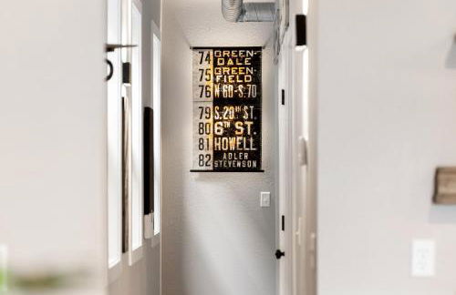 Bus Stop Sally in Historic Walker's Point MKE - Foto 2