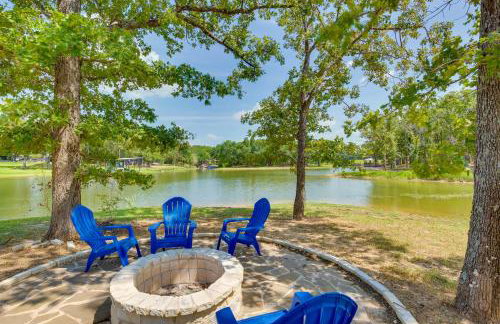 Relax Fireside! Waterfront Malakoff Home with Pool - Foto 37