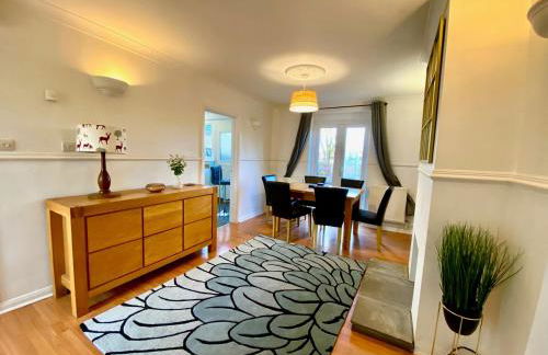 Spacious 3BR Home with Garden and Parking - Photo 2