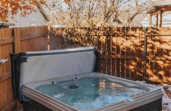 Spacious Downtown Family with Large Patio, Hot Tub, Fire Pit, by Forest & Peak Retreats - Foto 2