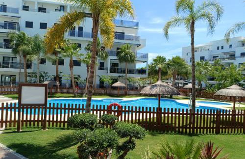 Apartamento familiar premium en Playa Granada - 3 dormitorios, piscina y golf - Foto 9