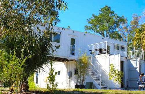 Upcycled Shipping Containers Transformed into a Glamping Home for a Unique Florida Vacation - Foto 39