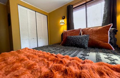 Chalet w Hot Tub Fireplace Grill FirePit & Wifi - Photo 18