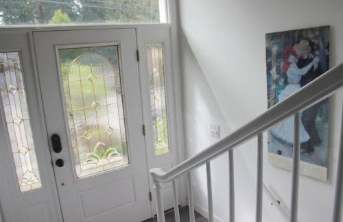 Bright 3 bedroom home with full kitchen, fenced backyard, sports court and free parking - Foto 5