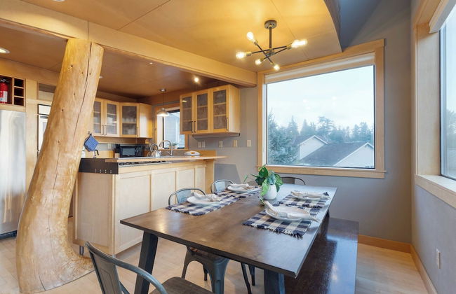 Deck Views, Fire Pit, Pool, 3 Mins to Beach Madrona Tree Retreat by Avantstay - Foto 12