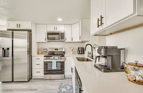 Canal Front Oasis w Heated Pool Close to the Beach - Foto 28