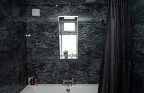 4 Bed Failsworth Home - 3 Bathrooms - Free Parking - Ideal For Contractors & Families - FREE 1 HR EARLY CHECK-IN OR 1 HR LATE CHECK-OUT FOR 2 NIGHT STAY BOOKINGS UNTIL THE END OF MAY - Foto 29