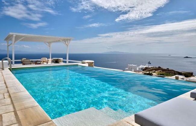 Stunning Villa With Panoramic View - Photo 18