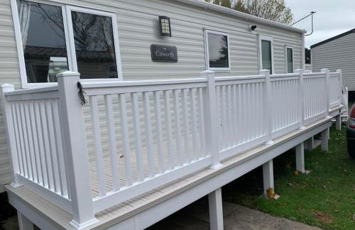 New 2 bed holiday home with decking in Rockley Park Dorset near the sea - Photo 1