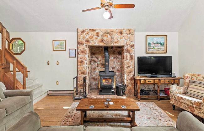 Hygge Home by Avantstay Deck for Outdoor Living, Fire Pit, Game Table - Photo 7