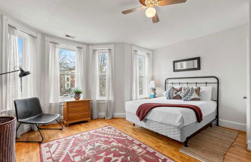 Sojourn Classic DC Rowhouse with Parking - Foto 23