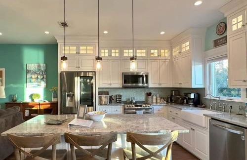 Canal Front Retreat w Boat Dock & Coastal Views - Foto 9