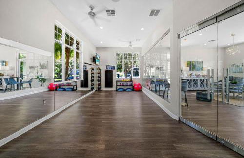 Modern 2BR2BA Pool Gym Near Airport #8 - Foto 26