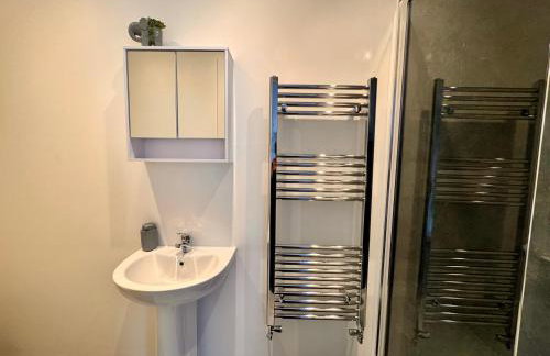 Central 2 Bedroom Apartment with Free Parking Sleeps 8 & Walk to City Centre & Arena - Foto 43