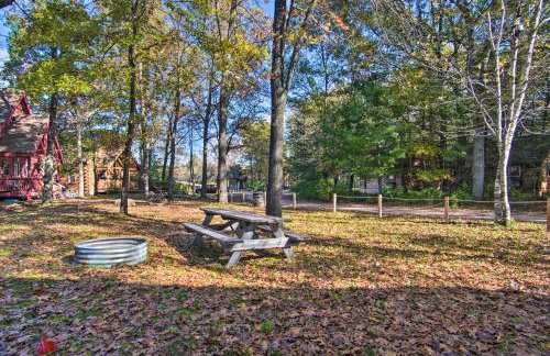 Rustic Rothbury Cabin with Resort Amenity Access! - Foto 30
