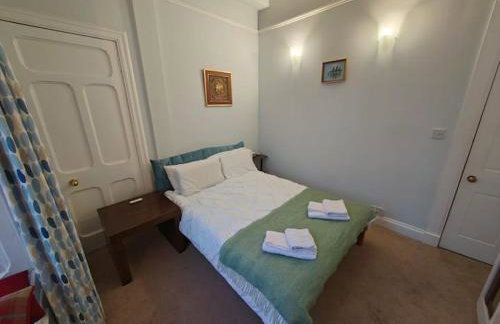 Charming City Flat for Couples & Families - Foto 29