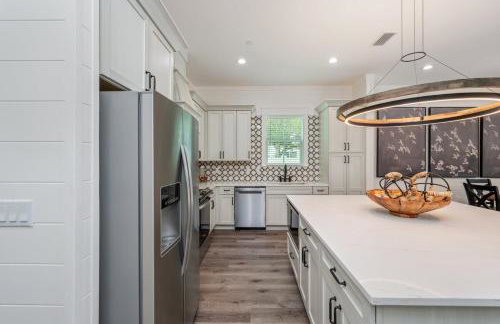 2 Blocks to the Beach! Pool & Golf Cart, Sleeps 21 - Foto 67