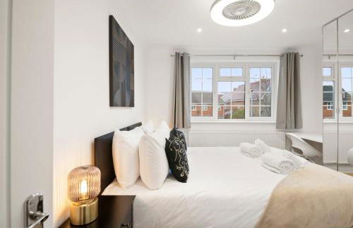 4 Bed House in Maidenhead, by ARP Homes, Driveway & Big Private Patio, Perfect Location for Business and Family Stays - Foto 13