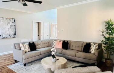 6 Bedroom Home with Pool, Centrally Located - Foto 21