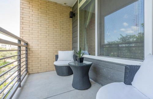 Riverwalk and Pool view Apt with King bed Infinity Pool Gym Free Parking - Foto 39