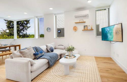 Ocean-Inspired 3B Modern Retreat w Kids Room - Foto 9