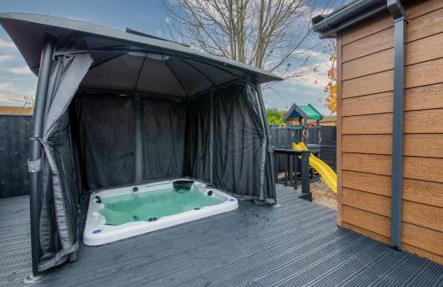 York Family Luxury Cabin with hot tub - Photo 5