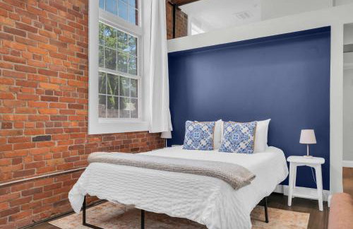 Jennifer's Stylish Downtown Brick Foundry Escape - Photo 1