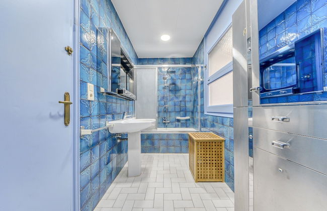 Beautiful Apartment With View - Photo 26