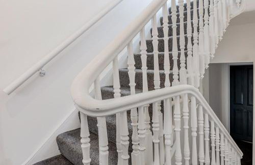 Immense Bright 5BR House near Kensington Olympia - Photo 17
