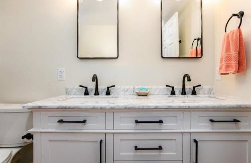 Stylish 3br Cozy Home 10min Drive from ND! - Foto 67