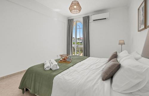 Elegant Flat with Pool & Balcony by HostWise - Foto 7