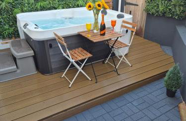 JUNGLE HOT TUB, games room, near eateries, micro brewery, pubs, beauty salons and boutique shops, Argyle, free Netflix, in the heart of Plymouth - Dogs welcome - Hosted by Absolute Accommodation Plymouth - Foto 12