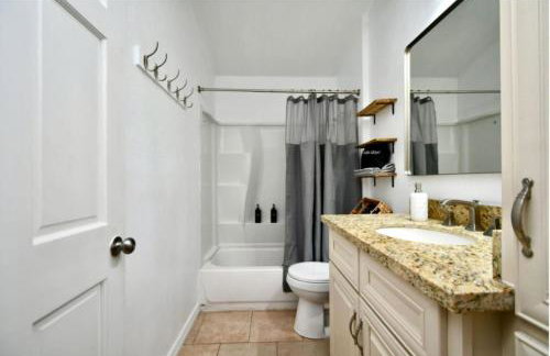 Cozy Cute Home 2BD and 1BR - Photo 4