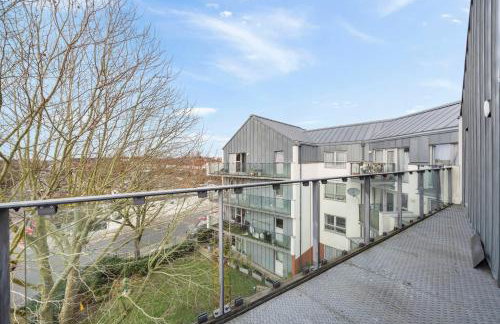 Modern 2 bed 2 bath with Balcony in Rayners lane Pinner Harrow near Wembley Greater London - Photo 17